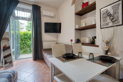 DiegHouse - Monolocale con cortile in corte lombarda vicino al Centro Apartment in Monza
