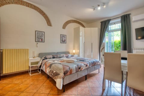 DiegHouse - Monolocale con cortile in corte lombarda vicino al Centro Apartment in Monza