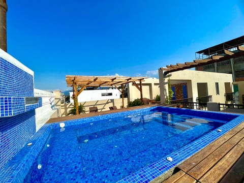 Shower, BBQ facilities, Bathroom, Balcony/Terrace, Dining area, City view, Landmark view, Swimming pool, sunbed