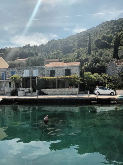 Property building, Off site, Day, Natural landscape, Activities, Mountain view