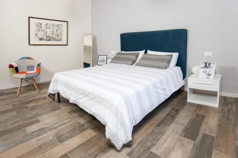 Bed, TV and multimedia, air conditioner