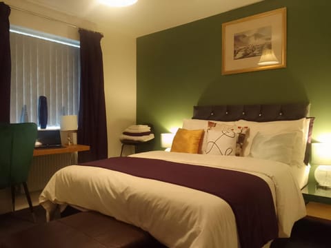 4 Bedroom Sleeps 10 Pets Parking Ev Charging Apartment in Walsall