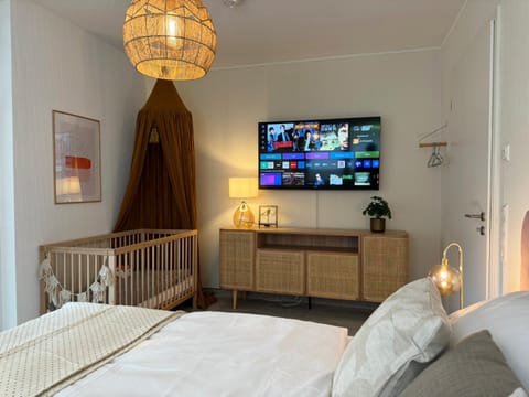 Bed, TV and multimedia, Photo of the whole room, Bedroom, children, hair dresser