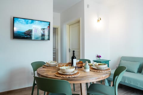 TV and multimedia, Living room, Seating area, Dining area