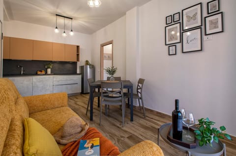 Kitchen or kitchenette, Living room, Seating area, Dining area, minibar