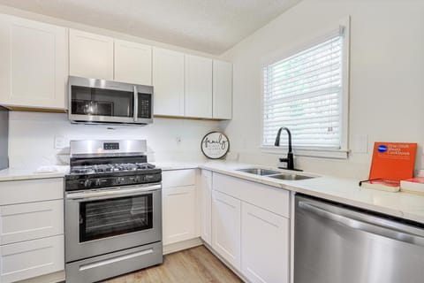 Modern Conyers Retreat - 9 Mi to Arabia Mountain! House in Conyers