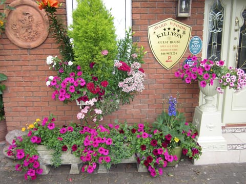 Facade/entrance, Spring, Property logo or sign