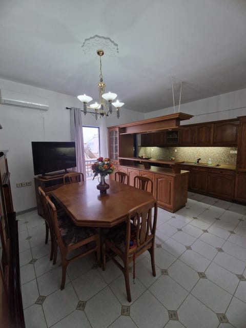 TV and multimedia, Seating area, Dining area