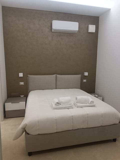 Bed, Bedroom, towels, air conditioner