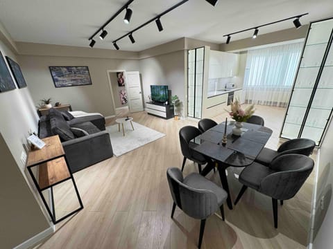 TV and multimedia, Living room, Seating area, Dining area