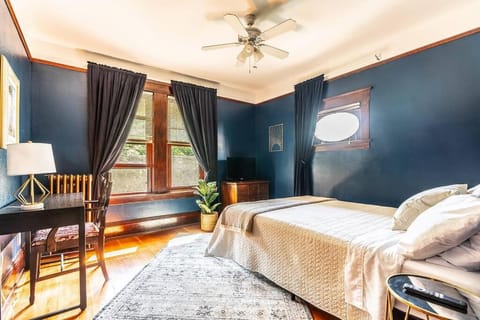 Charming Room in Historic BnB with Parking - Rm 5 House in Capitol Hill