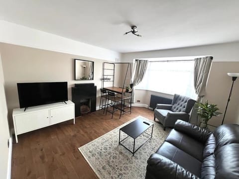 Spacious 3 bed APT sleeps 5 near Bournemouth Beach Apartment in Bournemouth