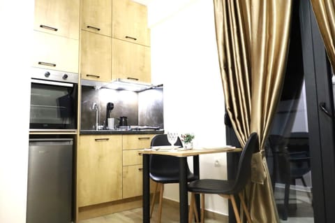 Coffee/tea facilities, Kitchen or kitchenette, Dining area, heating, internet, microwave, minibar, oven, stove, air conditioner