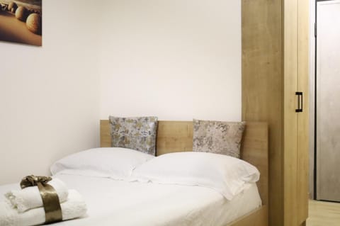 Bed, Bedroom, heating, internet, towels, wardrobe, air conditioner