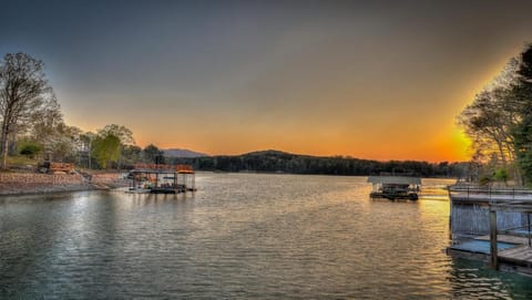 Lake Cove Oasis House in Blue Ridge Lake