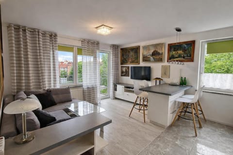 Communal lounge/ TV room, TV and multimedia, Living room, Seating area, Dining area