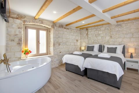 Kamena vila u mirnoj ulici blizu centra Trogira Villa in Trogir