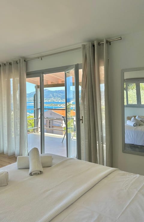 Bed, Natural landscape, View (from property/room), Balcony/Terrace, Photo of the whole room, Bedroom, Sea view, towels