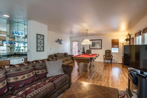 TV and multimedia, Living room, Lounge or bar, Photo of the whole room, Seating area