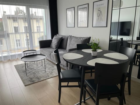 Communal lounge/ TV room, TV and multimedia, Living room, Seating area, Dining area, Evening entertainment