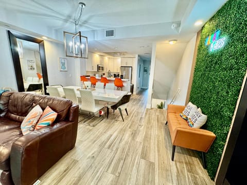 Kitchen or kitchenette, Living room, Seating area, Dining area