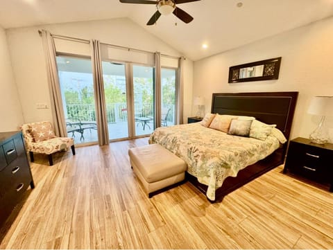 Bed, Photo of the whole room, Seating area, Bedroom