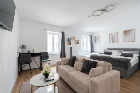 Bed, TV and multimedia, Photo of the whole room, Seating area, Bedroom