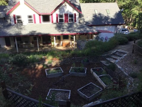 Yosemite Firehouse Inn House in Bootjack