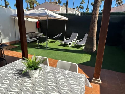 Shower, Off site, Day, BBQ facilities, Garden, Solarium, Living room, Dining area, sunbed, washing machine