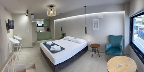 Bed, TV and multimedia, Photo of the whole room, Bedroom, towels