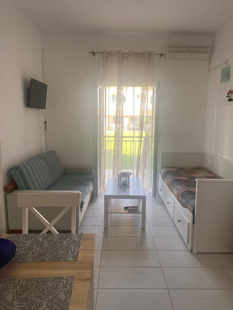 Bed, TV and multimedia, Seating area, air conditioner