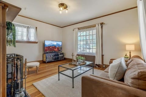 Elite Quarters Prime Location Downtown Hot Tub BBQ Apartment in Colorado Springs