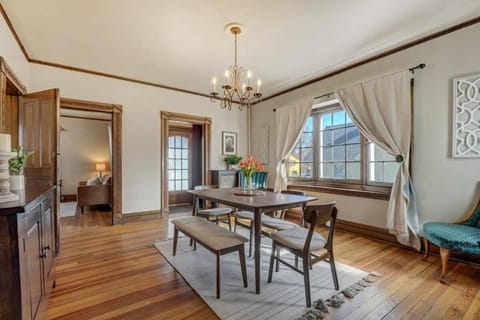 Elite Quarters Prime Location Downtown Hot Tub BBQ Apartment in Colorado Springs