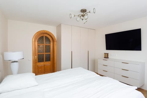 Bed, TV and multimedia, Photo of the whole room, Bedroom, wardrobe