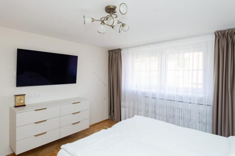 Bed, TV and multimedia, Photo of the whole room, Bedroom