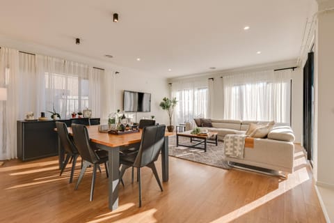 Living room, Seating area, Dining area