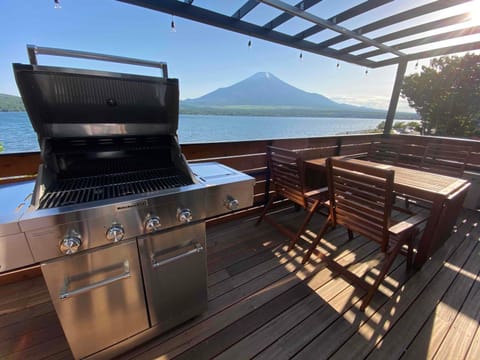 BBQ facilities, Balcony/Terrace, Lake view, Mountain view