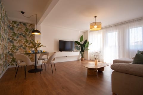 TV and multimedia, Living room, Dining area