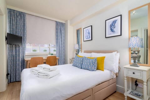 Bed, TV and multimedia, View (from property/room), Photo of the whole room, Bedroom, towels