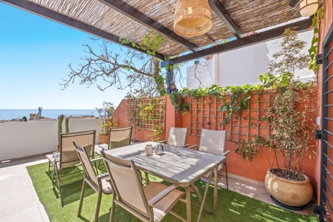 View (from property/room), Balcony/Terrace, Dining area, Sea view
