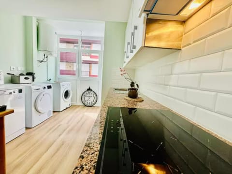 Kitchen or kitchenette, Food and drinks, stove, kitchen