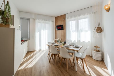 Kitchen or kitchenette, Seating area, Dining area