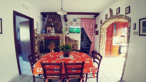 TV and multimedia, Kitchen or kitchenette, Living room, Seating area, Dining area