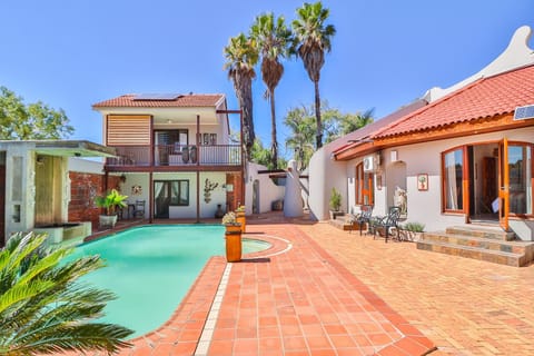 Property building, Day, Pool view, Swimming pool