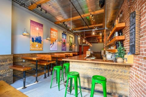 Cityscape Elegance - Stylish Skyline Views Retreat Apartment in Bangor