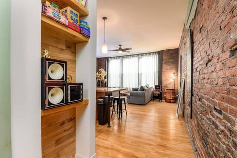 Cityscape Elegance - Stylish Skyline Views Retreat Apartment in Bangor