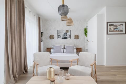 Bed, Seating area, Bedroom