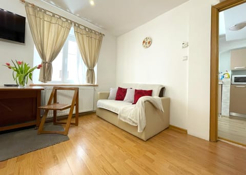 Property building, TV and multimedia, Living room, Seating area, internet