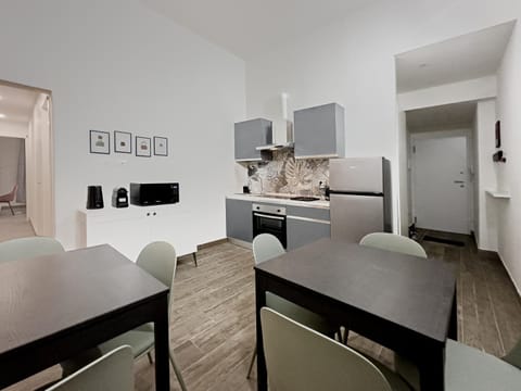 Kitchen or kitchenette, minibar, stove