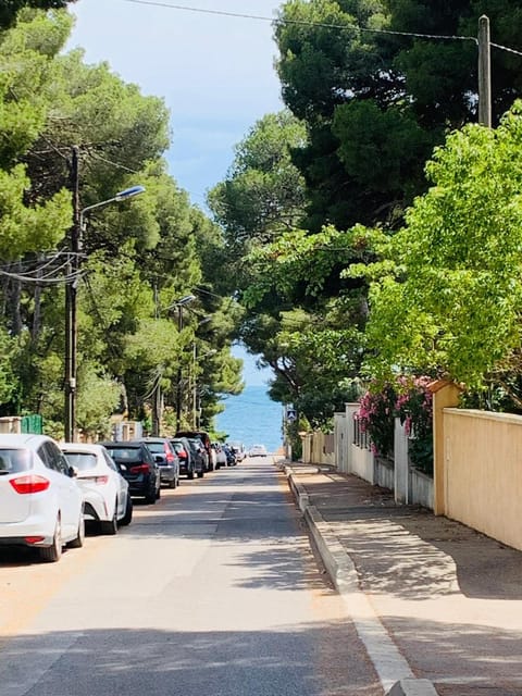 Modern duplex with AC and garden, just 350m to sea side House in Sausset-les-Pins